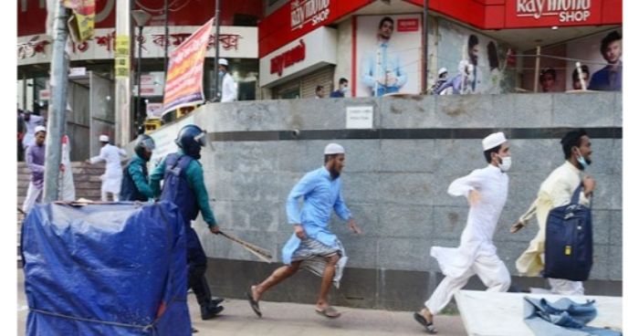 বায়তুল মোকাররমের সামনে ভাস্কর্যবিরোধী মিছিলে পুলিশের লাঠিচার বায়তুল মোকাররমের সামনে ভাস্কর্যবিরোধী মিছিলে পুলিশের লাঠিচার