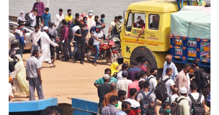 শিমুলিয়া ঘাটে ঈদে ঘরমুখো মানুষের ঢল শিমুলিয়া ঘাটে ঈদে ঘরমুখো মানুষের ঢল