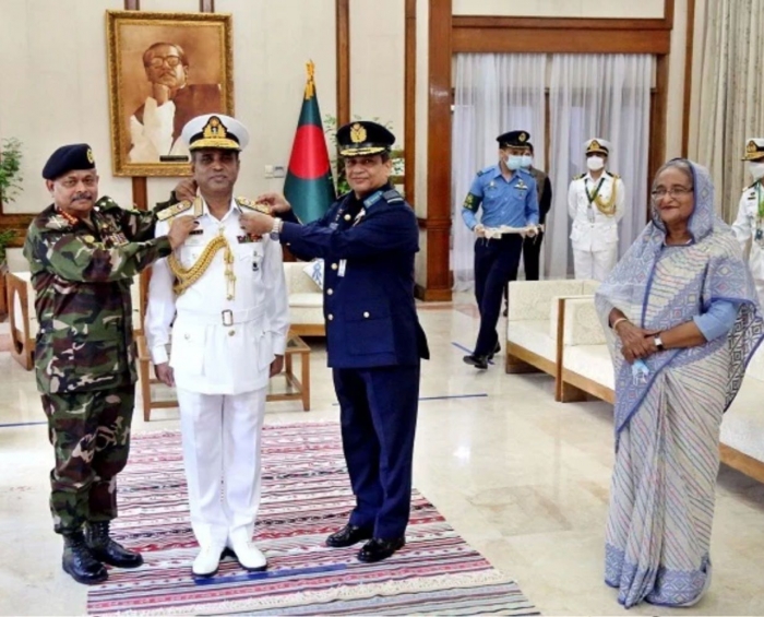 এডমিরাল র্যাংক ব্যাজ পরলেন নৌবাহিনী প্রধান এডমিরাল র্যাংক ব্যাজ পরলেন নৌবাহিনী প্রধান