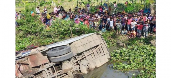 গোপালগঞ্জে নিয়ন্ত্রণ হারিয়ে যাত্রীবাহী বাস খাদে, নিহত ৪