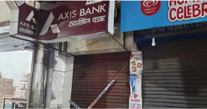 কলকাতায় গ্যাস কাটার দিয়ে এটিএম বুথ ভেঙে ১৩ লাখ রুপি চুরি কলকাতায় গ্যাস কাটার দিয়ে এটিএম বুথ ভেঙে ১৩ লাখ রুপি চুরি