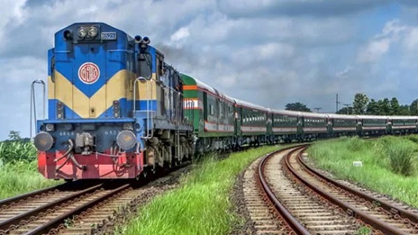 বুধবার থেকে ট্রেনের শতভাগ টিকিট বিক্রি বুধবার থেকে ট্রেনের শতভাগ টিকিট বিক্রি