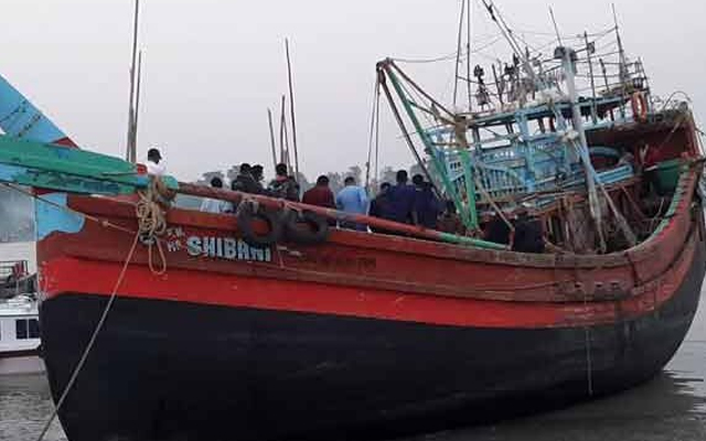 বাংলাদেশ জলসীমায় ঢুকে মাছ ধরার সময় ১৭ ভারতীয় জেলে আটক বাংলাদেশ জলসীমায় ঢুকে মাছ ধরার সময় ১৭ ভারতীয় জেলে আটক