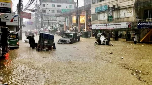 কক্সবাজারে বৃষ্টিতে তলিয়ে গেল সড়ক