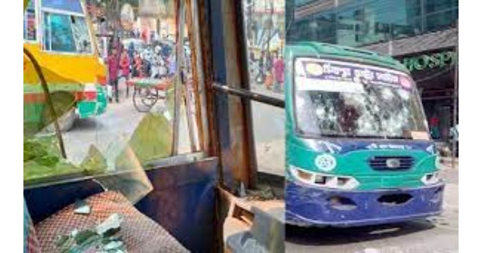হাফ পাস চালুর দাবিতে সাইন্সল্যাব এলাকায় গাড়ি ভাঙচুর