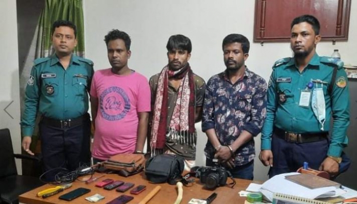 পুলিশ-সাংবাদিক পরিচয়ে অপহরণ করেন তারা পুলিশ-সাংবাদিক পরিচয়ে অপহরণ করেন তারা