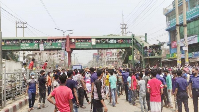 দোকান খুলে দেয়ার দাবিতে দোকানি-পুলিশের ধাওয়া-পাল্টা ধাওয়া দোকান খুলে দেয়ার দাবিতে দোকানি-পুলিশের ধাওয়া-পাল্টা ধাওয়া