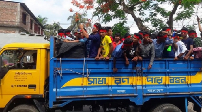 উচ্চশব্দে হিন্দি গান বাজিয়ে পিকআপে মহড়া অতঃপর জরিমানা উচ্চশব্দে হিন্দি গান বাজিয়ে পিকআপে মহড়া অতঃপর জরিমানা