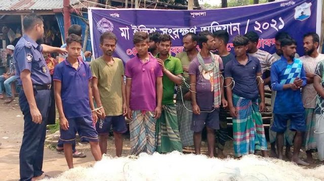 মা ইলিশ রক্ষায় পদ্মা-মেঘনায় অভিযান চালিয়ে ২২ জেলেকে আটক মা ইলিশ রক্ষায় পদ্মা-মেঘনায় অভিযান চালিয়ে ২২ জেলেকে আটক