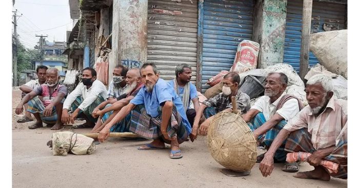 কঠোর লকডাউনে অসহায় মানুষের করুন অবস্থা কঠোর লকডাউনে অসহায় মানুষের করুন অবস্থা