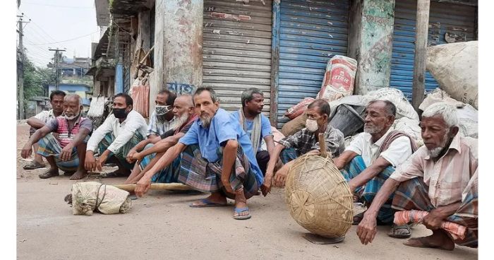 কঠোর লকডাউনে অসহায় মানুষের করুন অবস্থা