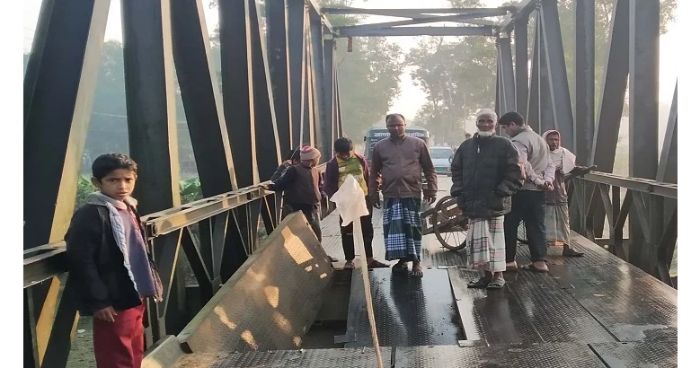 বেইলি ব্রিজের পাটাতন খুলে সড়কে যান চলাচল বন্ধ বেইলি ব্রিজের পাটাতন খুলে সড়কে যান চলাচল বন্ধ