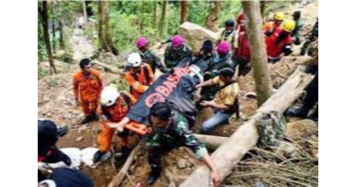 ইন্দোনেশিয়ায় ‘অবৈধ’ স্বর্ণ খনিতে ভয়াবহ ধসে ৬ জনের মৃত্যু ইন্দোনেশিয়ায় ‘অবৈধ’ স্বর্ণ খনিতে ভয়াবহ ধসে ৬ জনের মৃত্যু