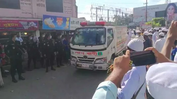 আহমদ শফীর মরদেহ চট্টগ্রামে পৌঁছেছে