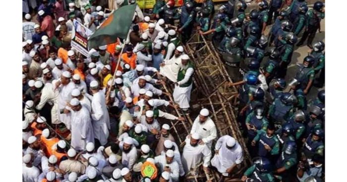 ফরাসি দূতাবাস ঘেরাও কর্মসূচিতে পুলিশের বাধা ফরাসি দূতাবাস ঘেরাও কর্মসূচিতে পুলিশের বাধা