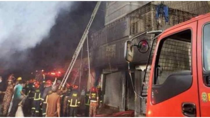 পুরান ঢাকায় চকবাজারে গোডাউনে লাগা আগুন নিয়ন্ত্রণে পুরান ঢাকায় চকবাজারে গোডাউনে লাগা আগুন নিয়ন্ত্রণে