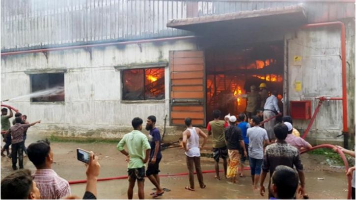 গাজীপুরে পোশাক কারখানার গুদামে ভয়াবহ অগ্নিকাণ্ড গাজীপুরে পোশাক কারখানার গুদামে ভয়াবহ অগ্নিকাণ্ড