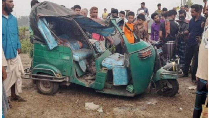 বগুড়ায় পিকআপ-অটোরিকশা সংঘর্ষ, নিহত ৩ বগুড়ায় পিকআপ-অটোরিকশা সংঘর্ষ, নিহত ৩