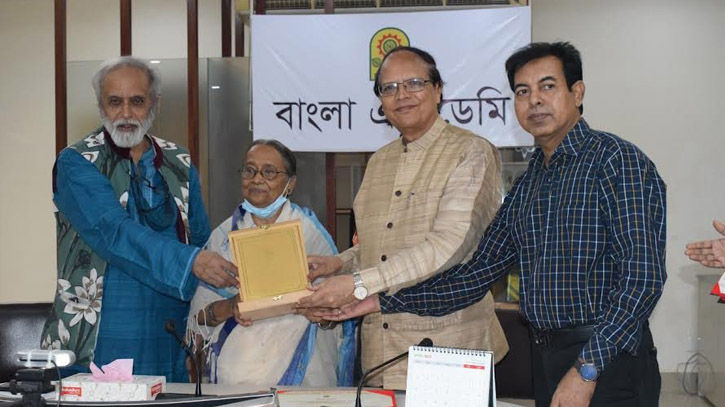 ‘রবীন্দ্র পুরস্কার’ পেলেন অর্থনীতিবিদ আতিউর রহমান ‘রবীন্দ্র পুরস্কার’ পেলেন অর্থনীতিবিদ আতিউর রহমান