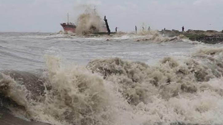 তিন নম্বর সতর্ক সংকেত, জলোচ্ছ্বাসের শঙ্কা 