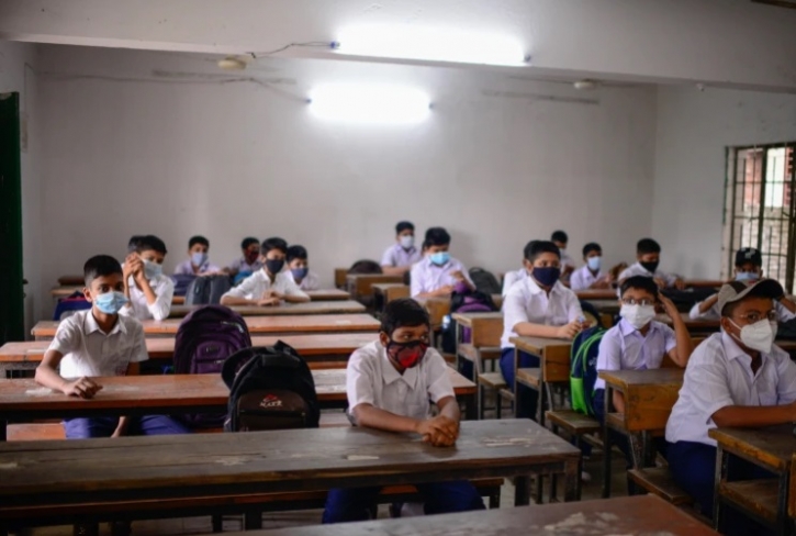 আপাতত শিক্ষাপ্রতিষ্ঠানে সীমিত পরিসরে ক্লাস চলবে: শিক্ষামন্ত্রী আপাতত শিক্ষাপ্রতিষ্ঠানে সীমিত পরিসরে ক্লাস চলবে: শিক্ষামন্ত্রী