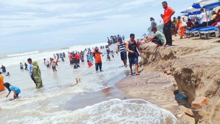 কক্সবাজার সমুদ্র সৈকত জুড়ে তীব্র ভাঙন কক্সবাজার সমুদ্র সৈকত জুড়ে তীব্র ভাঙন