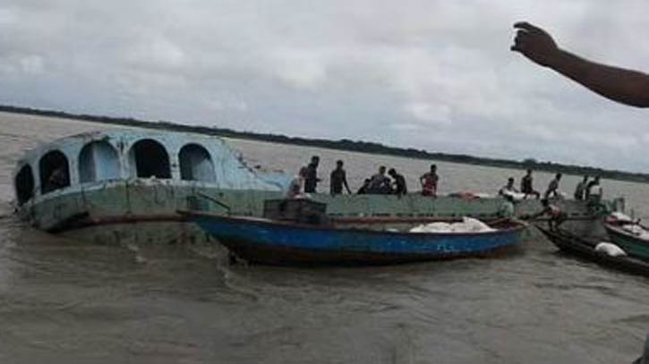 ৩ হাজার ৭২০ বস্তা চিনি নিয়ে মেঘনায় ডুবল ট্রলার