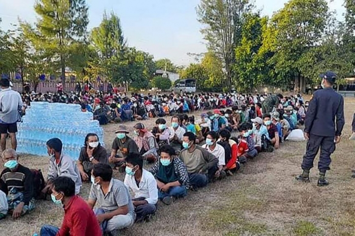 মিয়ানমার ছেড়ে সীমান্তের দিকে পালাচ্ছেন সাধারণ মানুষজন মিয়ানমার ছেড়ে সীমান্তের দিকে পালাচ্ছেন সাধারণ মানুষজন