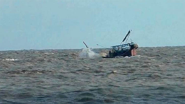 উত্তাল সাগরে ডুবল ৩ ট্রলার, নিখোঁজ দুই জেলে উত্তাল সাগরে ডুবল ৩ ট্রলার, নিখোঁজ দুই জেলে