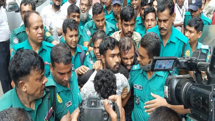 আদালতে রাজ্জাকদের বিরুদ্ধে দুয়োধ্বনি: ‘জুলাই চেতনা বিক্রি করে চাঁদাবাজি করেছিস’