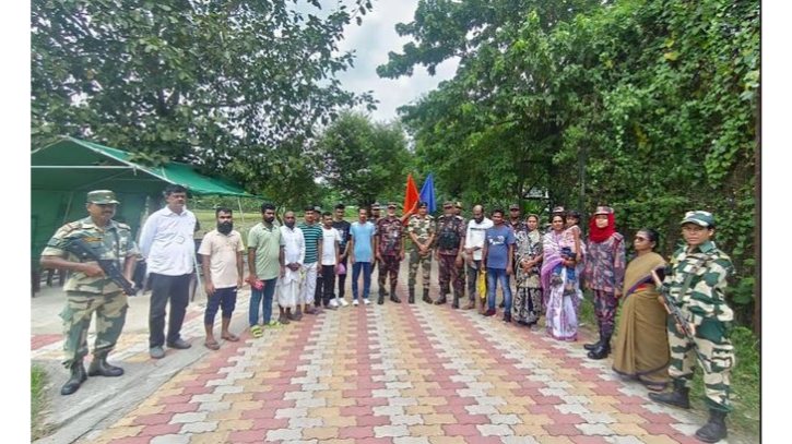 চুয়াডাঙ্গায় সীমান্ত দিয়ে ১২ বাংলাদেশি নাগরিককে হস্তান্তর করল বিএসএফ চুয়াডাঙ্গায় সীমান্ত দিয়ে ১২ বাংলাদেশি নাগরিককে হস্তান্তর করল বিএসএফ