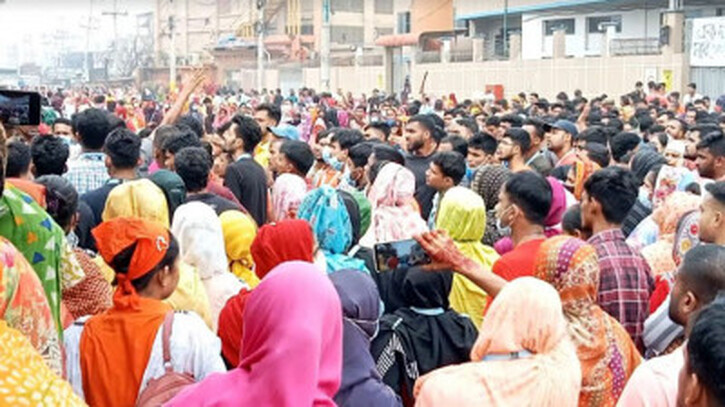 সাভারে বকেয়া বেতনের দাবিতে ঢাকা-আরিচা মহাসড়ক অবরোধ, শ্রমিকদের লাঠিচার্জ সাভারে বকেয়া বেতনের দাবিতে ঢাকা-আরিচা মহাসড়ক অবরোধ, শ্রমিকদের লাঠিচার্জ