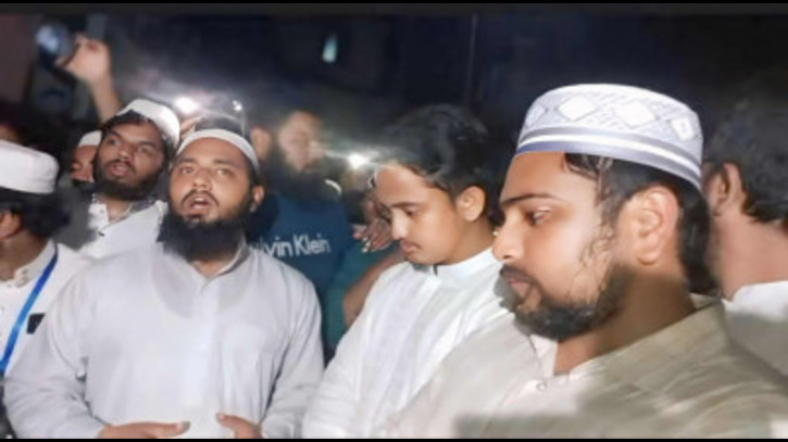 হাটহাজারী মাদ্রাসায় এনসিপি আহ্বায়ক নাহিদ ইসলামের সৌজন্য সাক্ষাৎ