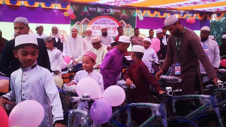 ৪০ দিন জামাতে নামাজ পড়ে সাইকেল পেল ৩৭ শিশু
