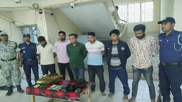 রাজশাহী ডিবির পাঁচ সদস্য বগুড়ায় অপহরণ ও মুক্তিপণ আদায়ের অভিযোগে আটক রাজশাহী ডিবির পাঁচ সদস্য বগুড়ায় অপহরণ ও মুক্তিপণ আদায়ের অভিযোগে আটক