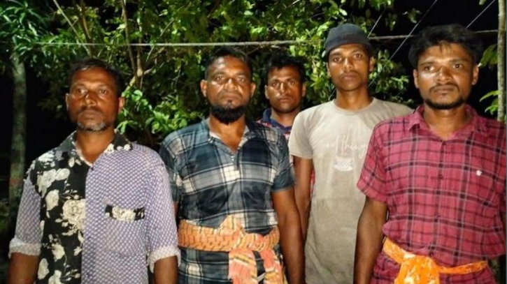 সুন্দরবনে অবৈধভাবে মাছ ধরার দায়ে আটক ৫, মাছ ও নৌকা জব্দ