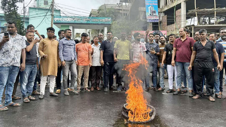 কেএমপি সদর দপ্তরের সামনে আজও বিক্ষোভ, আন্দোলনকারীদের মধ্যে মতবিভেদ স্পষ্ট কেএমপি সদর দপ্তরের সামনে আজও বিক্ষোভ, আন্দোলনকারীদের মধ্যে মতবিভেদ স্পষ্ট