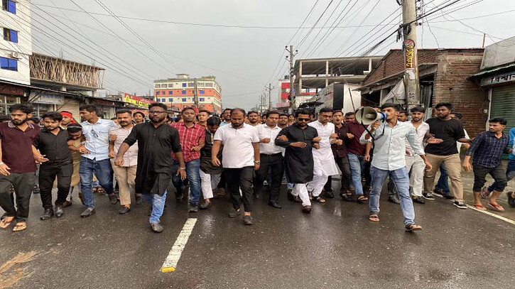এনসিপি নেতাদের ওপর হামলার প্রতিবাদে শাহবাগ অবরোধ এনসিপি নেতাদের ওপর হামলার প্রতিবাদে শাহবাগ অবরোধ