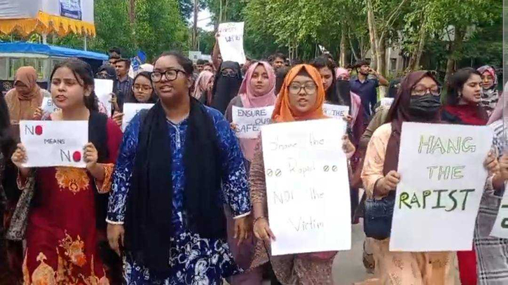 শাহজালাল বিশ্ববিদ্যালয়ে ধর্ষণ ঘটনায় অভিযুক্তদের ছাত্রত্ব বাতিলের দাবিতে মশাল মিছিল