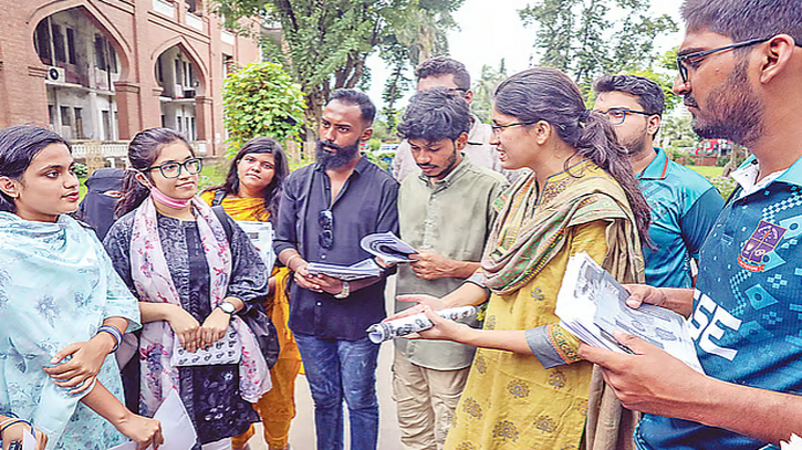 প্রচারপত্র বিলি ও কুশল বিনিময়ে ডাকসু নির্বাচনের তৃতীয় দিনের প্রচারণা প্রচারপত্র বিলি ও কুশল বিনিময়ে ডাকসু নির্বাচনের তৃতীয় দিনের প্রচারণা