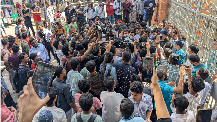 নুরুলকে লাঠিপেটার প্রতিবাদে সিএমপি কার্যালয় ঘেরাও নুরুলকে লাঠিপেটার প্রতিবাদে সিএমপি কার্যালয় ঘেরাও