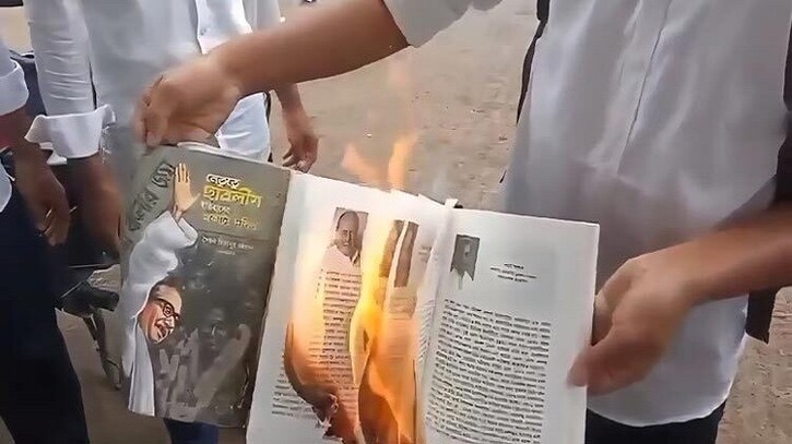 বরগুনা পলিটেকনিক লাইব্রেরিতে বই পুড়াল শিক্ষার্থীরা