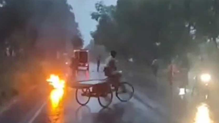 রাজশাহীতে ট্রাকের সঙ্গে সংঘর্ষের পর বাইকে আগুন, নিহত ১ রাজশাহীতে ট্রাকের সঙ্গে সংঘর্ষের পর বাইকে আগুন, নিহত ১