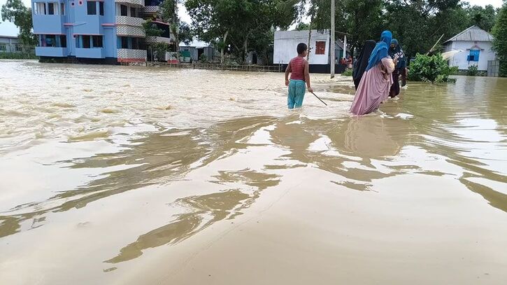 আখাউড়ায় পাহাড়ি ঢলে ১৯টি গ্রাম প্লাবিত, পানিবন্দী ৪৫০ পরিবার আখাউড়ায় পাহাড়ি ঢলে ১৯টি গ্রাম প্লাবিত, পানিবন্দী ৪৫০ পরিবার