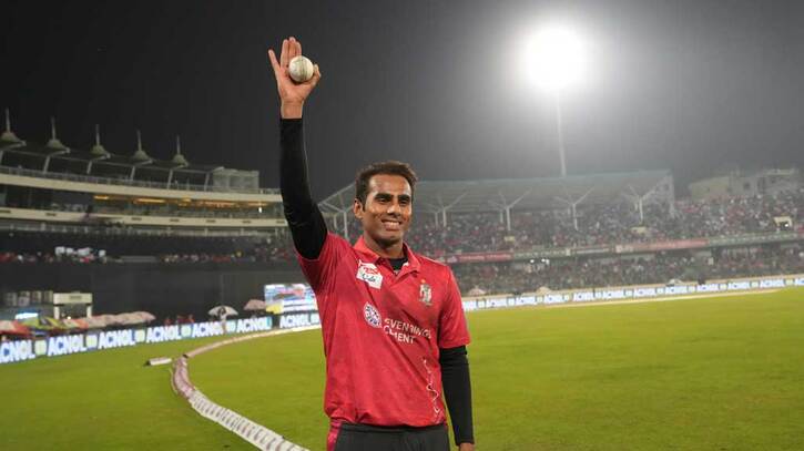 এক ওভারে চার উইকেট নিয়ে বিপিএলে অনন্য আলি এক ওভারে চার উইকেট নিয়ে বিপিএলে অনন্য আলি