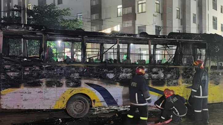 আশুলিয়ায় দাঁড়িয়ে থাকা বাসে আগুন