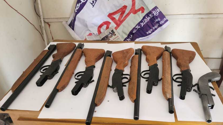 কবরস্থানে কাগজে মোড়ানো প্যাকেটে মিলল ৬ আগ্নেয়াস্ত্র