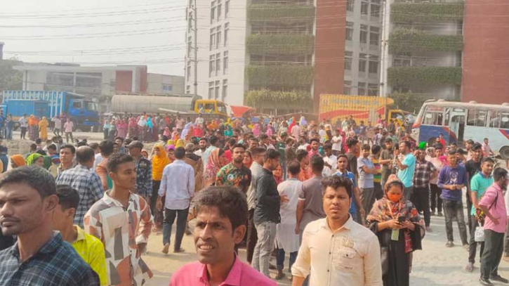 ভূমিকম্পে ফাটল ধরা ভবনে আবার কম্পন, আতঙ্কিত শ্রমিকদের বিক্ষোভ