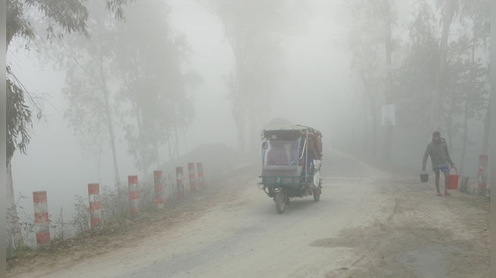 ঘন কুয়াশা-কনকনে ঠান্ডায় স্থবির কুড়িগ্রাম
