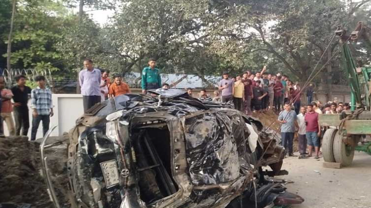 চট্টগ্রামে এক্সপ্রেসওয়ে থেকে ছিটকে গাড়ি নিচে পড়ে পথচারীর মৃত্যু
